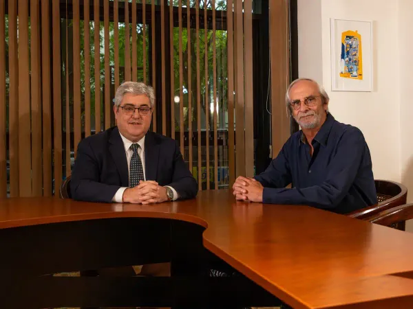 Dos médicos de Uronext en el consultorio de la clínica