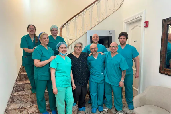 El equipo de Uronext reunido en la escalera principal de Clínica Safiro