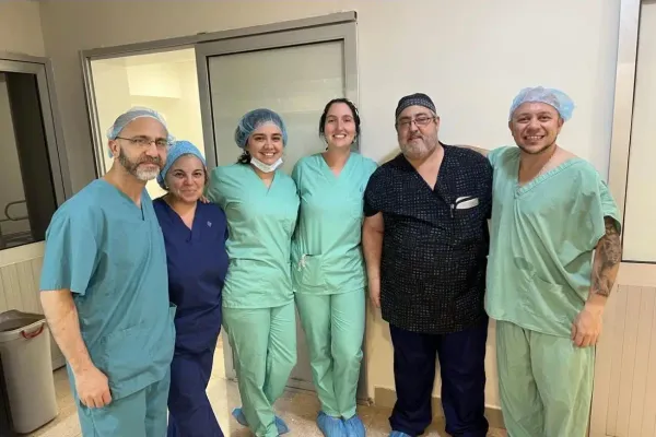 Equipo quirúrgico completo en el área de cirugía, con ambo y gorro quirúrgico