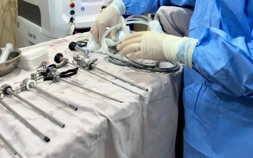 Instrumental endoscópico preparado sobre la mesa quirúrgica junto al equipo de láser